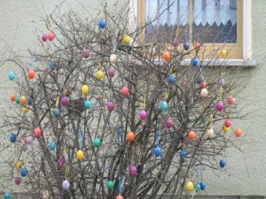 zahradní dekorace nápady velikonoční strom zdobí zahradní party