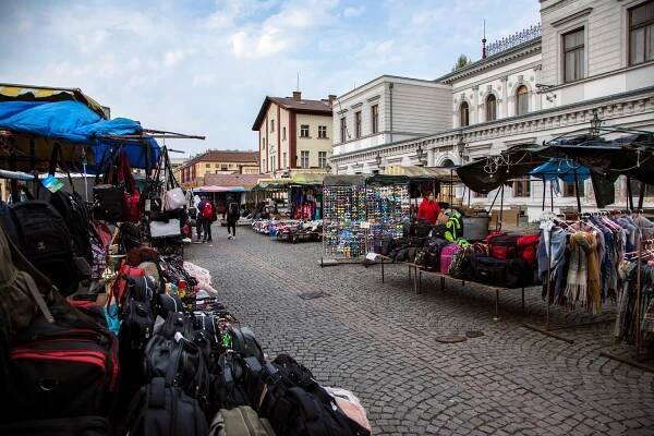 Holešovická tržnice: Kulturní památka stále v obležení vietnamských stánkařů