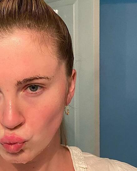 Sexy Baldwinova dcera Ireland: Bledá ňadra vystrčila na sluníčko!