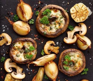 pečené portobello houby plněné sýrem a bylinkami na černém železném pozadí, pohled shora. - jedlé houby zelenina - stock snímky, obrázky a fotky