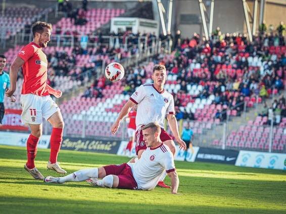 Brno - Sparta B 2:1. Zbrojovka vede o sedm bodů, Dukla se dál trápí