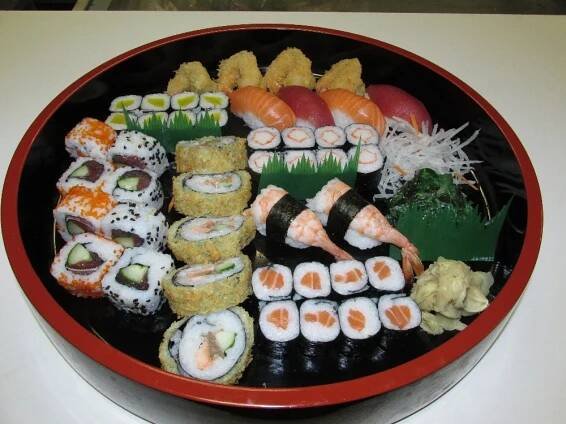 Sushi set se 47 kousky: s lososem, tuňákem, krevetou i avokádem