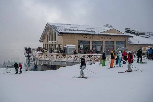 Lyžařská resort Szczyrk Mountain Resort, 12. února 2021 v Szczyrk, Polsko. Od 12. února budou v Polsku s omezenou kapacitou po dobu dvou týdnů podmíněně otevřeny hotely, kina, divadla, filharmonické sály a opery, bazény a sjezdovky.