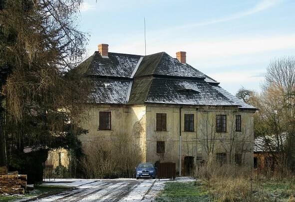 Naše babička se ze Svinčan v roce 1918 vdala do Prahy. V červnu, takže ještě za 1. světové války.... Taky máme v rodině osmičková výročí. Bylo ji právě 20 let, protože se narodila v roce 1998...