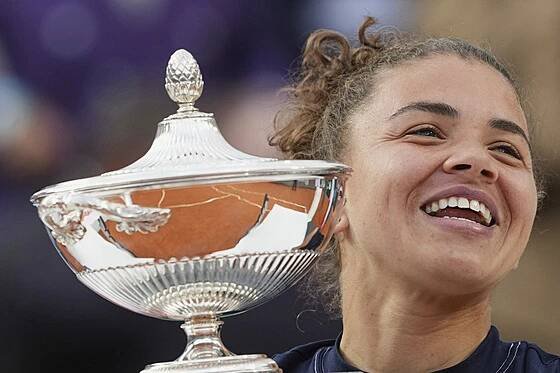 Jasmine Paoliniová slaví vítězství na turnaji v Římě.