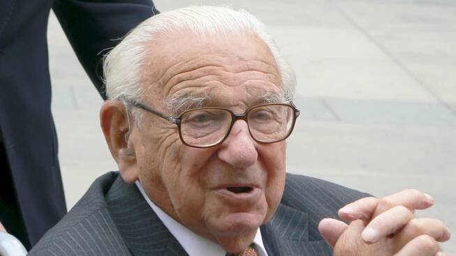 Nicholas Winton: Hrdina, který zachránil stovky dětí před smrtí, má sochu na hlavním nádraží - Médium.cz