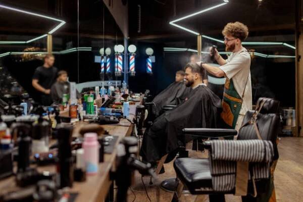 holič v akci připravuje klienta na trendy střih - barber tools - stock snímky, obrázky a fotky