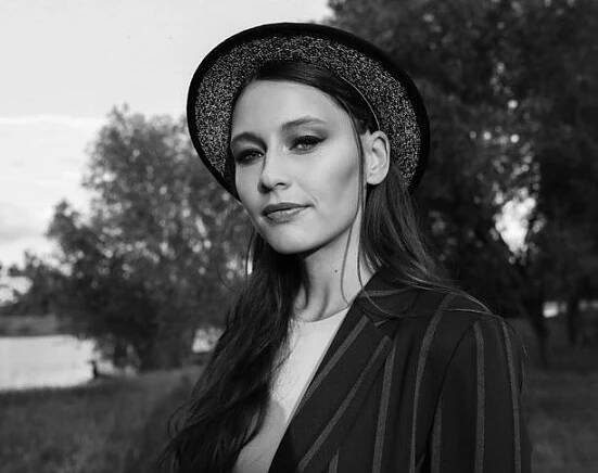 Kateřina byla od roku 2013  hostem kapely Jelen, teď zkouší u posluchačů uspět sama za sebe.