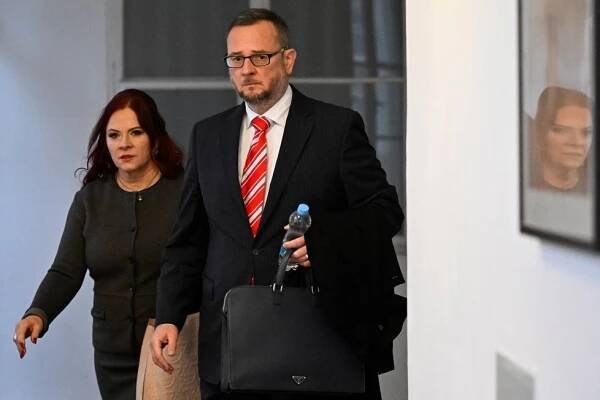 Nečas s manželkou znovu u soudu: Expremiér odmítl trafiky, nezdaněné kabelky Nečasové jsou promlčené
