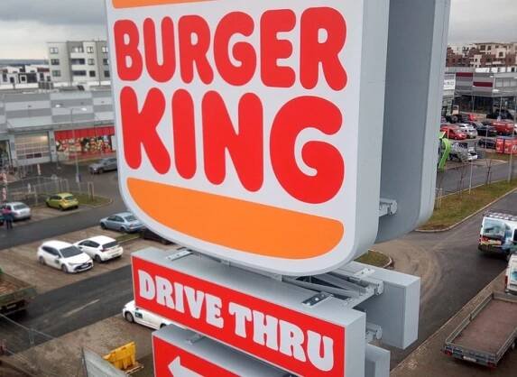 Retail Park Praha Štěrboholy - reklamní zařízení Burger King - PROST - orientační systémy 