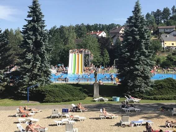 Tropický den na Jiráskově koupališti v Náchodě. Lákadlem je nový dětský bazén