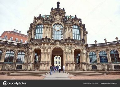 Stáhnout - Německo, Drážďany – 26. června 2018: cestující do Zwingeru v barokním stylu — Stock obrázek