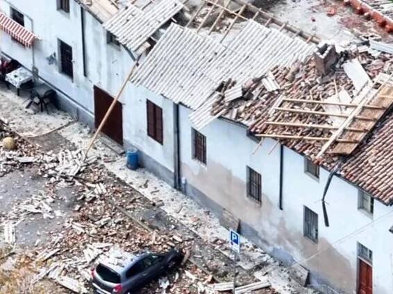Schwarzer Himmel - Tornado vor Mailand beschädigte mehrere Häuser