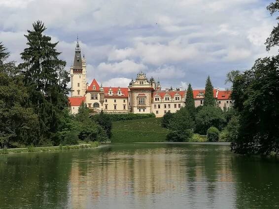 Kam na výlet s Naší krásnou zahradou: za krásou, poznáním i pohádkami do Průhonického parku a zámku, kde se zabaví celá rodina