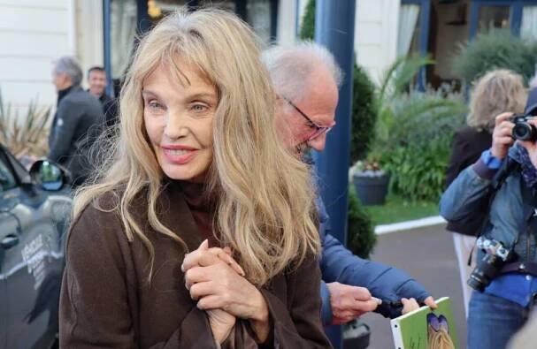 Arielle Dombasle : Le site officiel d'Arielle Dombasle 