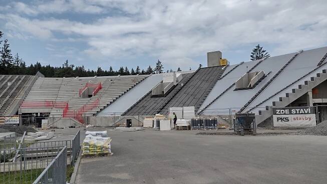 Nová tribuna pro biatlonové MS: podívejte, jak se vylepšuje novoměstská aréna