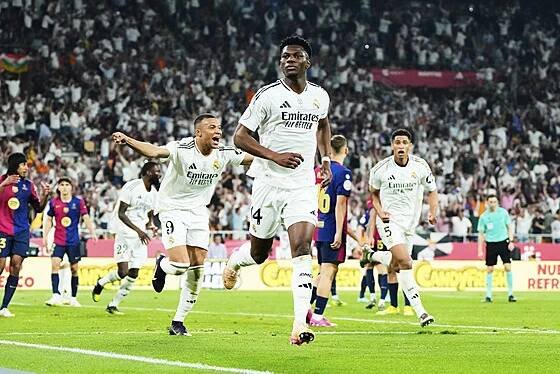Aurélien Tchouaméni slaví gól do sítě Barcelony.