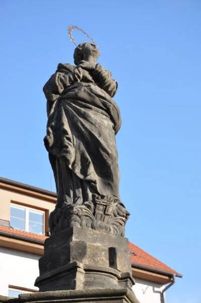 Soubor:Novoměstská-kašna-Chrudim2011-socha5.jpg – Wikipedie
