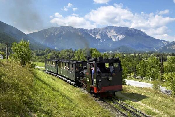 Nostalgie-Dampfzug der Schneebergbahn auf dem Weg zum Hochschneeberg