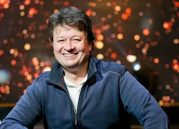 Filmový, televizní a divadelní režisér Karel Janák stále neztrácí svoji dobrou náladu a optimismus.