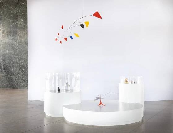 Installation photograph showing Alexander Calder, © 2021 Calder Foundation, New York / Artists Rights Society (ARS), New York. Photo by David von Becker. Staatliche Museen zu Berlin, Nationalgalerie, Schenkung Sammlung Ulla und Heiner Pietzsch an das Land Berlin 2010 © 2021 Calder Foundation, New York / Artists Rights Society (ARS), New York. VG BIldkunst Bonn, 2021 / Photo by David von Becker
