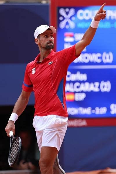 Djokovič skončil v slzách. Jeho triumfální boj sledovali i Travolta nebo Stoneová