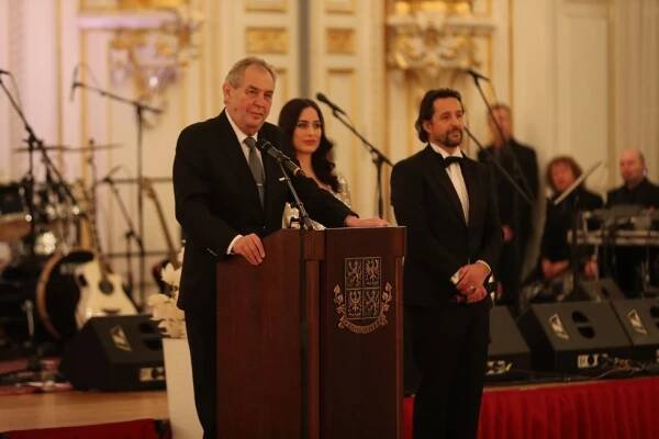 Ovčáček slaví. Schillerová napravila „tetku z AZ kvízu“, plesající Maláčovou Zeman potěšil