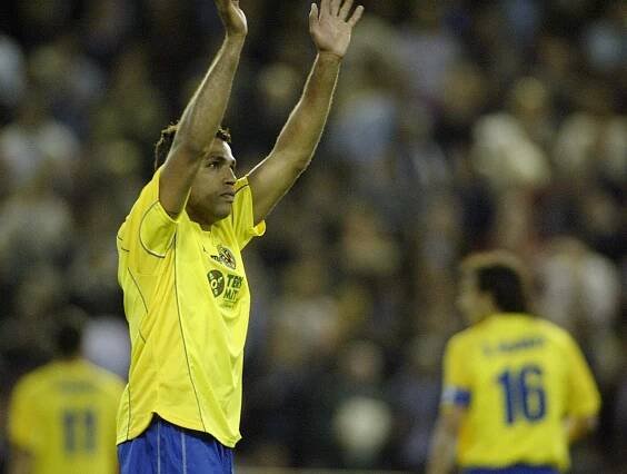 Villarreal’s Sonny Anderson waves to sup