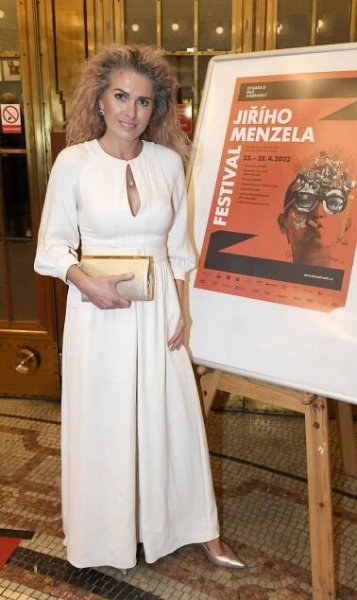 Vlastní máma se jí lekla: Olga Menzelová si přestala barvit vlasy, má 10 centimetrů dlouhé šedé odrosty