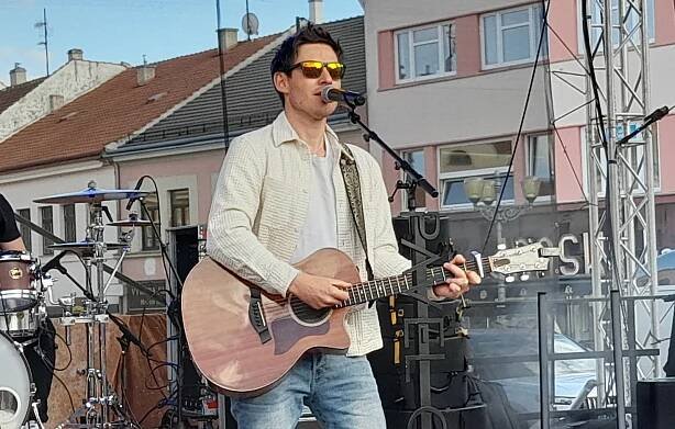 VIDEO: Pavel Callta rozezpíval náměstí ve Vyškově. Připomeňte si jeho koncert