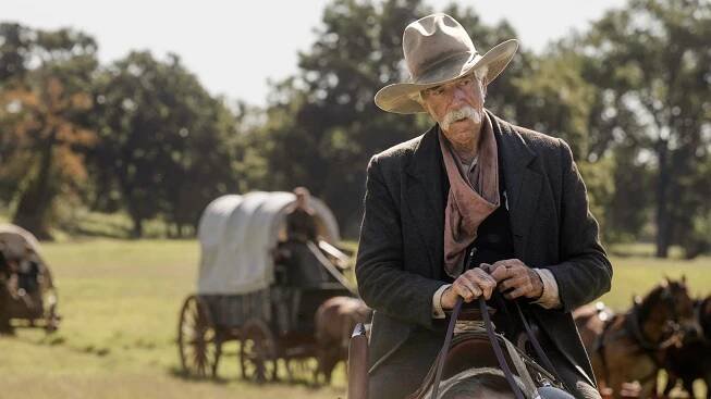 Sam elliott ve scéně ze seriálu 1883.