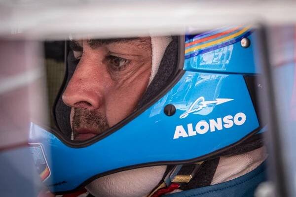 FERNANDO ALONSO TESTS DAKAR HILUX