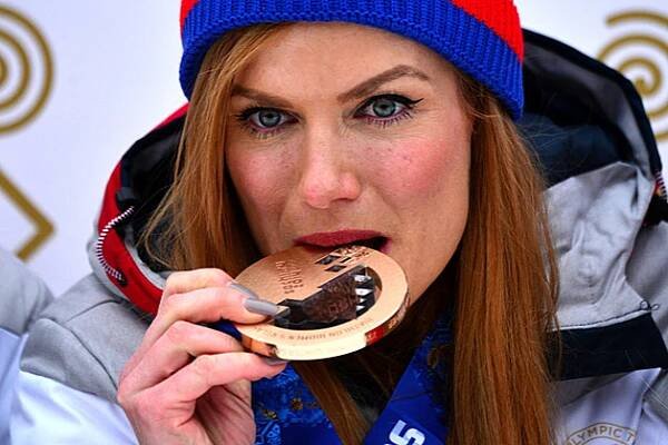 Fotogalerie: Gabriela Soukalová s bronzovou medailí české ženské biatlonové štafety ze ZOH v...