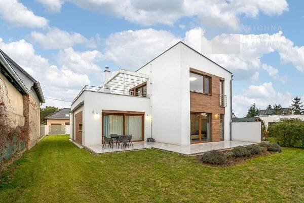 PRODEJ NADSTANDARDNÍHO RODINNÉHO DOMU 7+1  VE VRACOVĚ, 226 m2, GARÁŽ, POZEMEK 1097 m2, obrázek č. 2