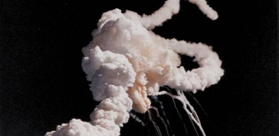 Raketoplán Challenger v momentě výbuchu. Stroj explodoval 73 sekund od startu na mysu Canaveral 28. ledna 1986