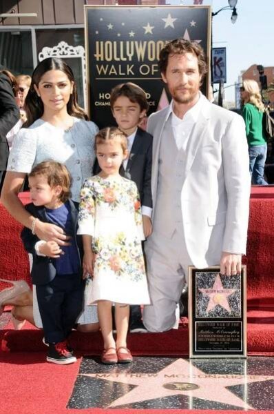 Spokojená rodinka - Camila, Matthew, Levi, Vida a Livingston na odhalení hercovy hvězdy na hollywoodském chodníku slávy v roce 2014.