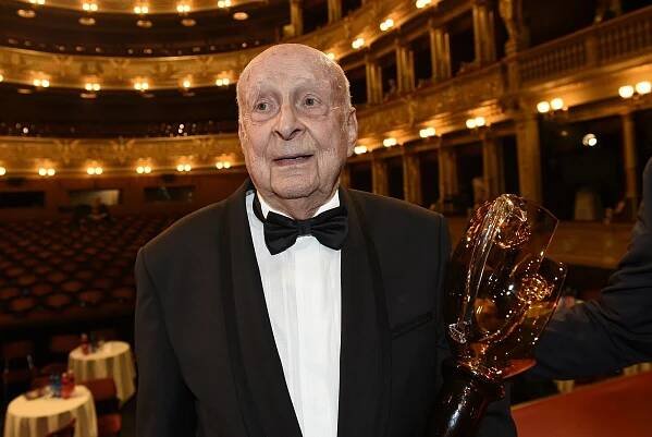 Kvůli němu přímý přenos Thálií přetekl o deset minut: Stanislav Zindulka (83) je pořád fit a hraje v divadle