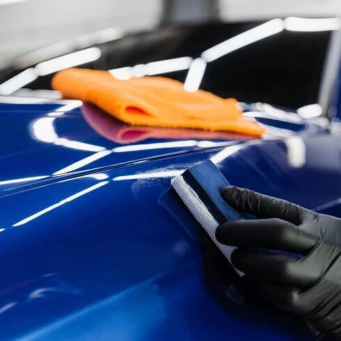 Sauberes Auto: Warum kann Handwäsche zu Hause teuer werden?