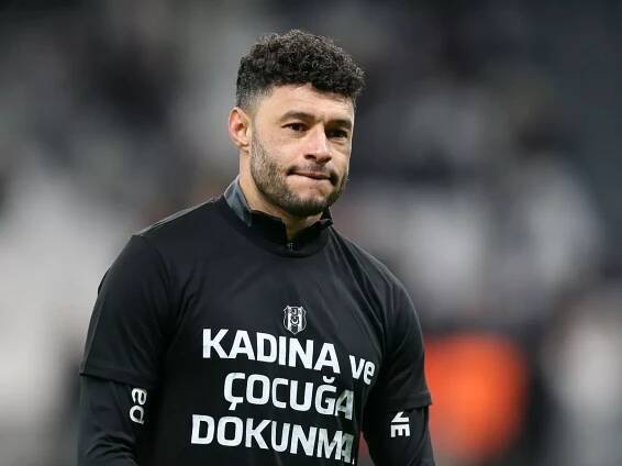 Alex Oxlade-Chamberlain eyed by two Premier League clubs as ex-Liverpool star plots return