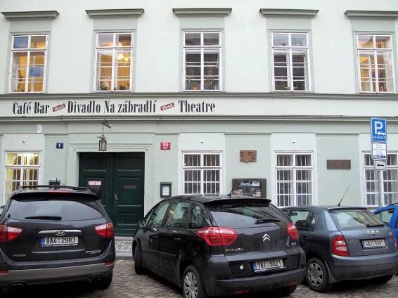 HAVEL Václav – Na budově divadla Na zábradlí čp. 209 Anenské náměstí 5 Praha 1 Staré Město – Pamětní desky v Praze