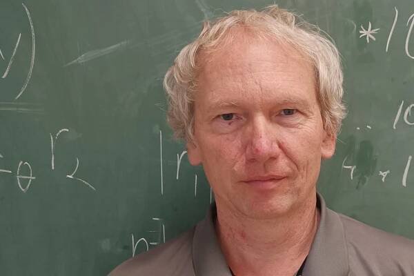 Der Informatiker und Mathematiker Josef Urban vom tschechischen Institut für Informatik, Robotik und Kybernetik möchte eine Mathe-KI entwickeln, die so gut ist wie ein menschlicher Mathematiker.