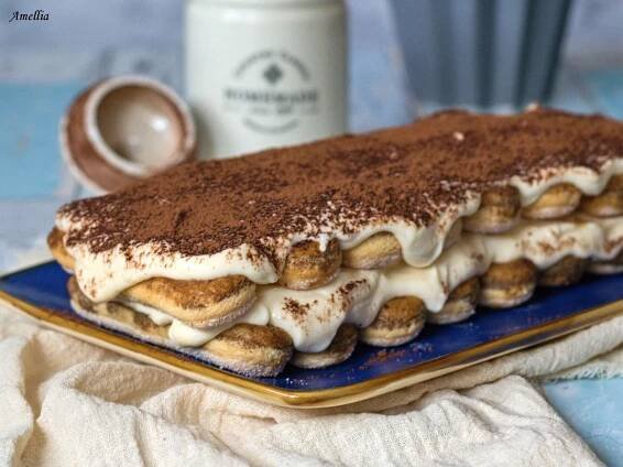 Detail na tiramisu na míse
