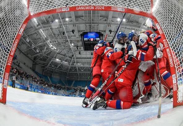 Hokejisté na mládežnické olympiádě zdolali i USA, po obratu vyhráli v nájezdech
