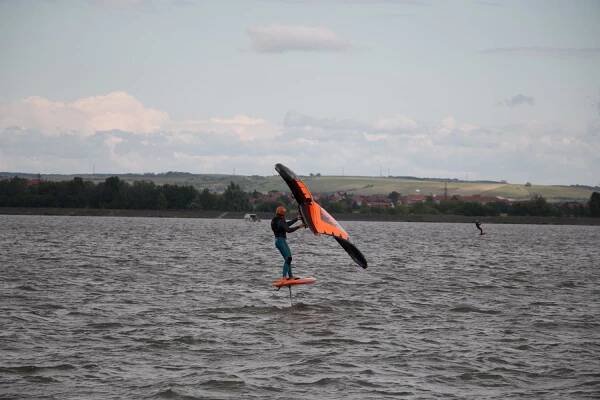 Dostaveníčko KITEBOARDING.CZ teamu na Mlýnech - Petr s wingsurferem
