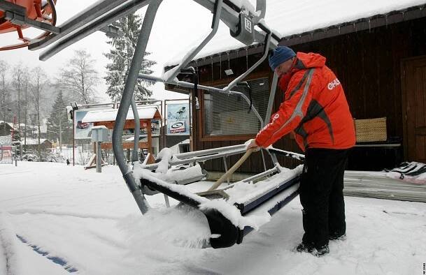 Příměstské skiareály v kraji zasněžují, na Pekláku svah rozryli divočáci