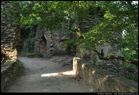Nový Hrádek – fotografie / hrady-zriceniny.cz