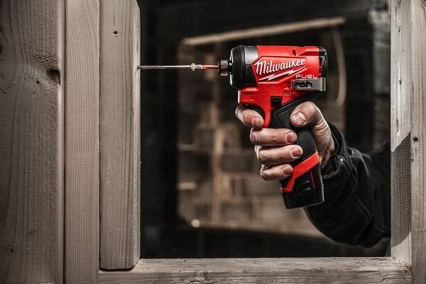 MILWAUKEE M12 FUELTM subkompaktní rázový utahovák 1⁄4′′ hex 4933479877