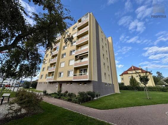Pronájem zrekonstruovaného bytu 3+1 s lodžií, ul. Husova, Modřice, Brno-venkov. UP 70 m 2 , částečně zařízený, šatna, el. předokenní rolety, výtah - velký náhled 19