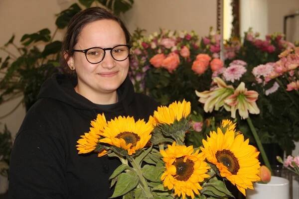 V Olomouci nabízí místní nádherné květiny. Vozí je z Bouzova, ne přes půl světa
