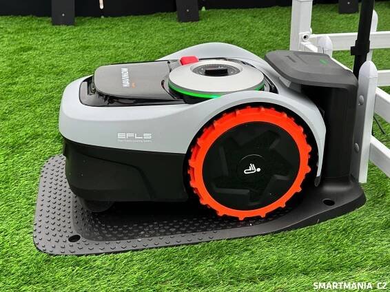 Segway Navimow i105N ve standardní dokovací stanici